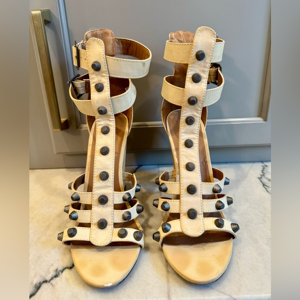 Michael Antonio size 9 gladiator distressed leather sandals